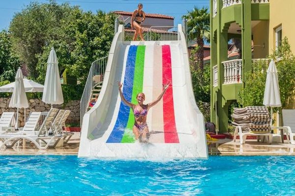 Guide des campings avec piscine et toboggan dans le Var
